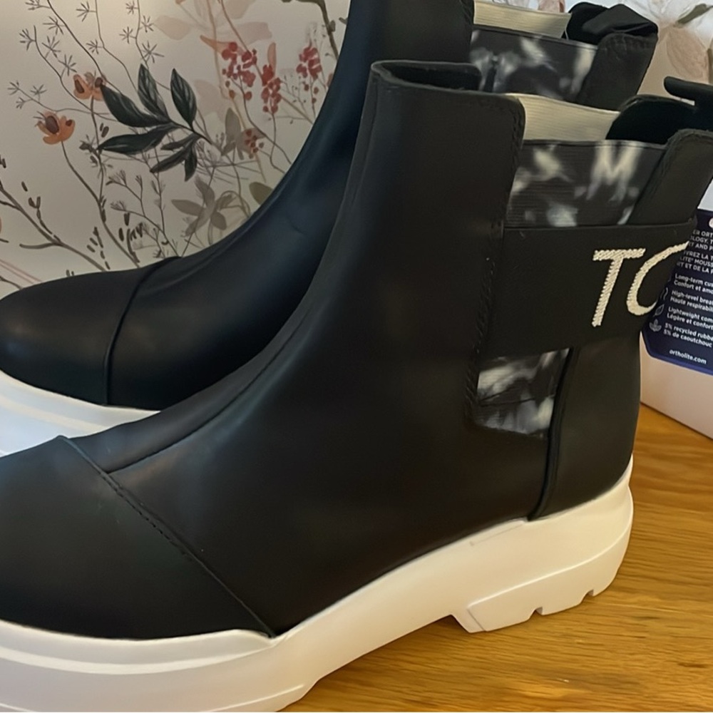 BRAND NEW TOMS Womens Size 8 Alpargata Combat Chelsea Boots Mid Heel Pull On